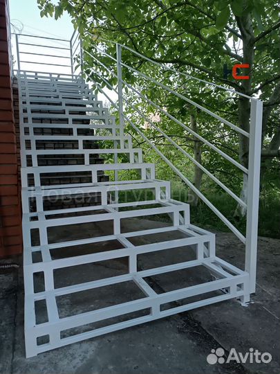 Приставное крыльцо металлическое