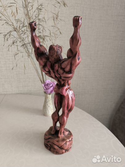 Скульптура спортсмена бодибилдер