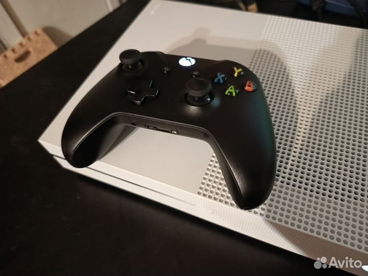 Xbox One S 1tb с геймпадом