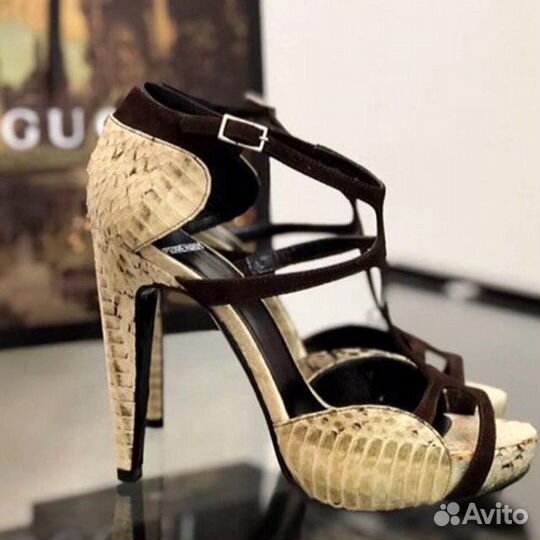 Босоножки на каблуке