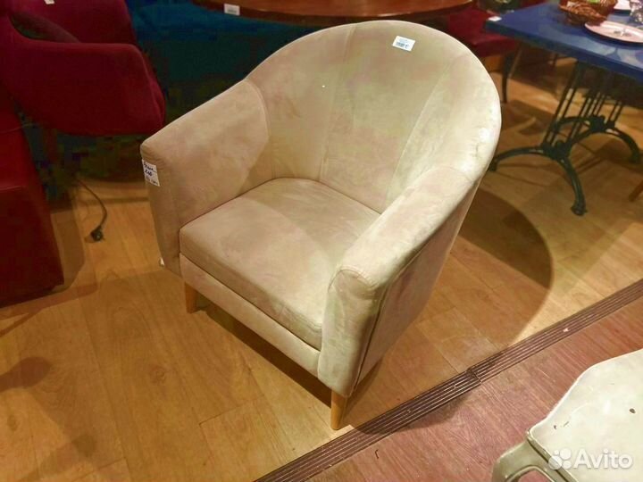 Кресло из велюра на ножках