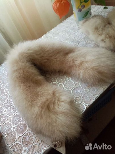 Меховой воротник и нарукавники из меха песец