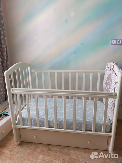 Детская кроватка с маятником и ящиком и матрасом