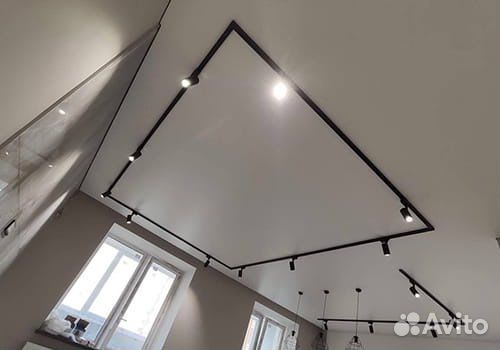 Натяжные потолки с трек освещением