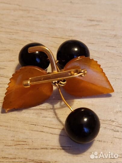 Винтажная брошь. Янтарь. Ягоды
