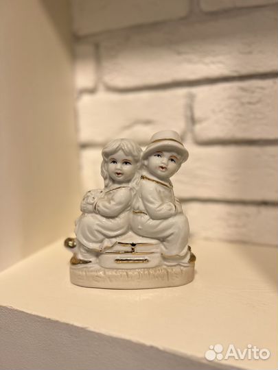 Статуэтка фарфор мальчик и девочка