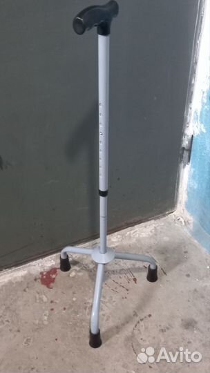 Трость трехопорная