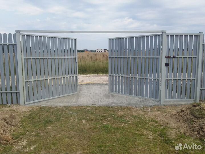 Заборы из евроштакетника с кирпичными столбами