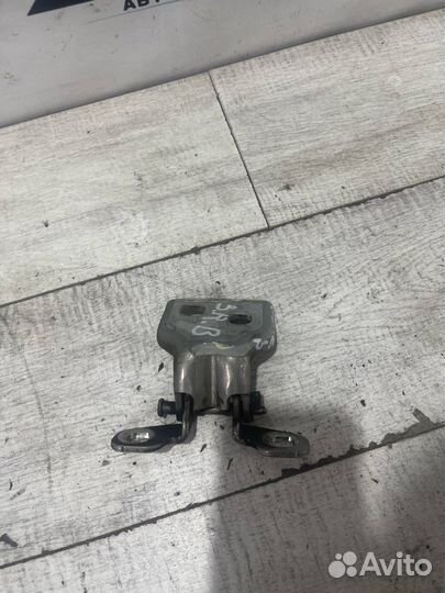 Петля двери задней правой верхняя Renault Logan 2