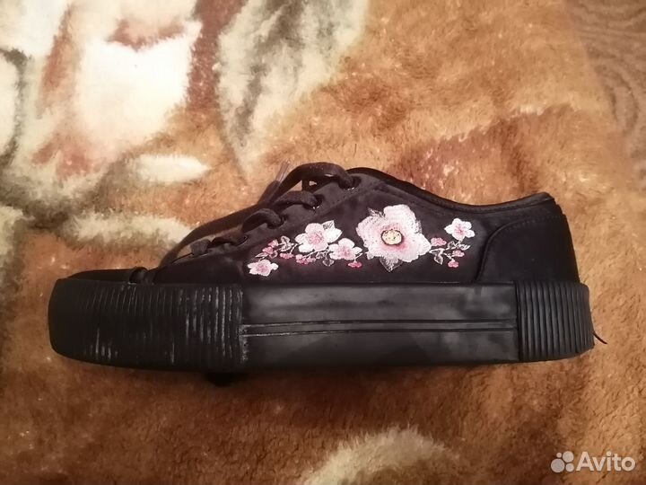 Продам кроссовки