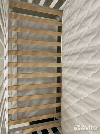 Детская кроватка с маятником и ящиком