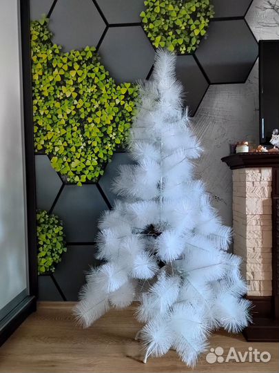 Искусственная белая елка с гирляндой