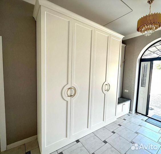 Белый шкаф в прихожую