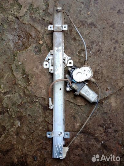 Стеклоподъемник передний правый Suzuki Liana 2007г