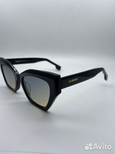 Солнцезащитные очки женские Burberry