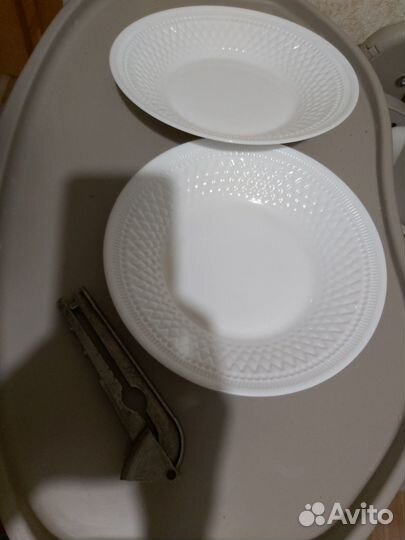 Бокалы, тарелки, корзина для фритюра