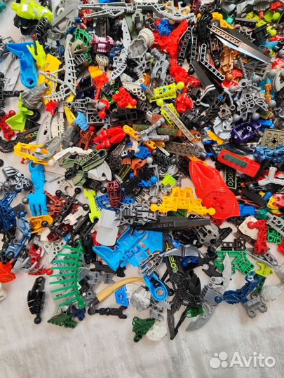 Россыпь деталей Lego Bionicle