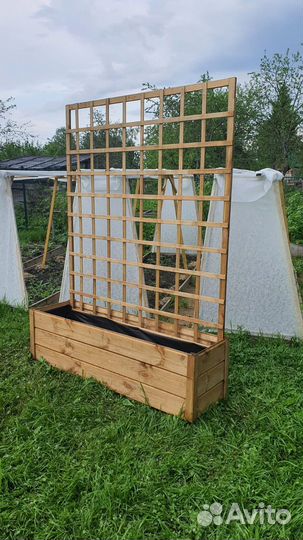 Шпалера деревянная с цветником, клумба