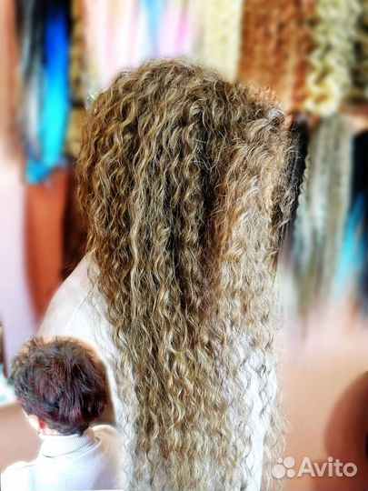 Модель на афрокудри