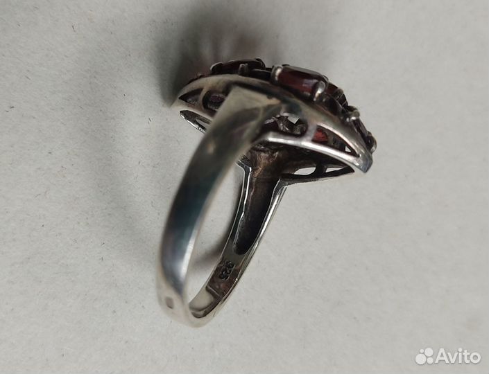 Серебряное кольцо с гранатом
