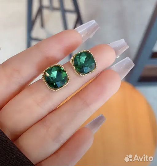 Серьги с зеленым камнем