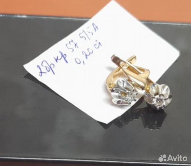 Сережки с бриллиантом