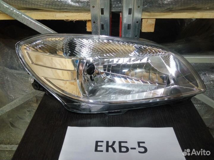 Фара правая Skoda Fabia 2 5J 2007-2014