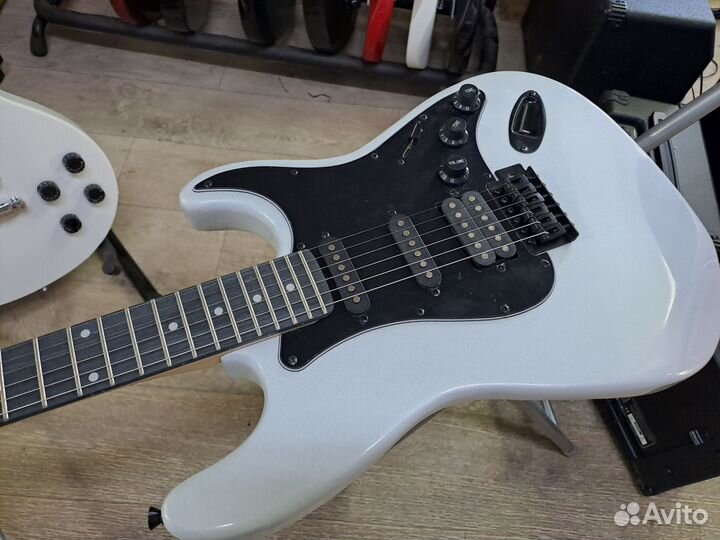 Электрогитара стратокастер белая
