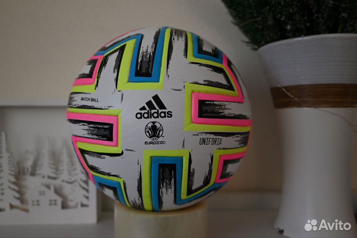 Футбольный мяч adidas uniforia 2020