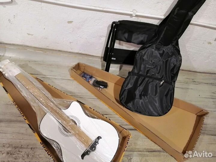 Гитара белая