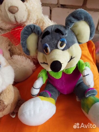Компания мягких игрушек и кукла