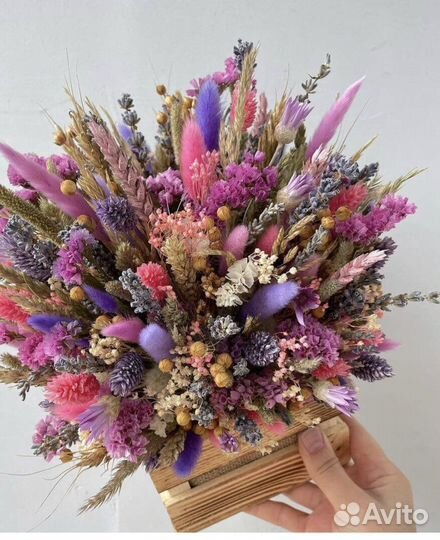 Сухоцветы розы с гортензией в шляпной коробке