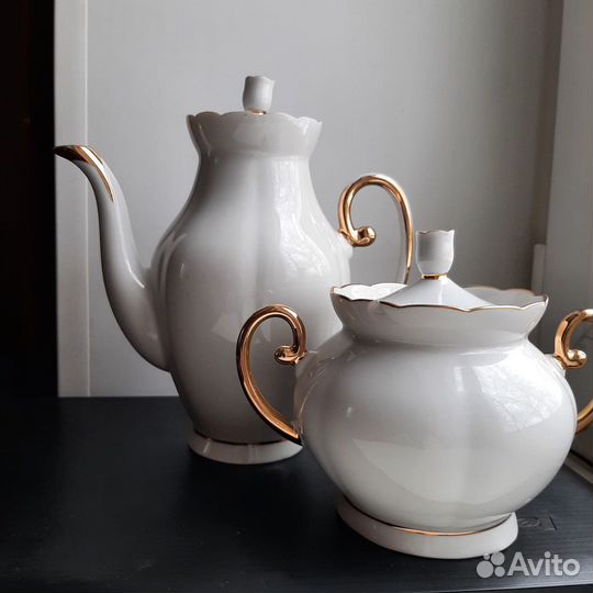 Заварочный чайник и сахарница