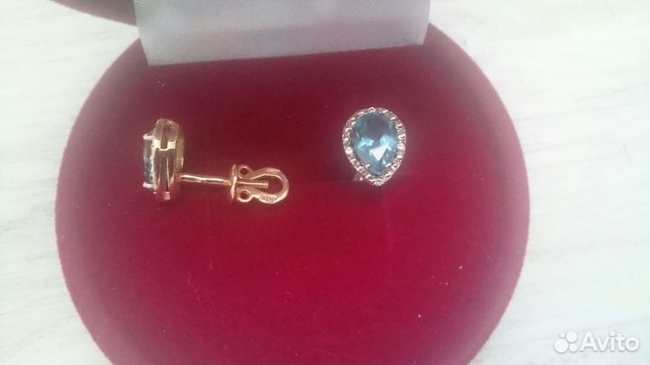 Золотые серьги пусеты с топазом