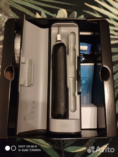 Электрическая зубная щетка Oral-B Genius 10000N