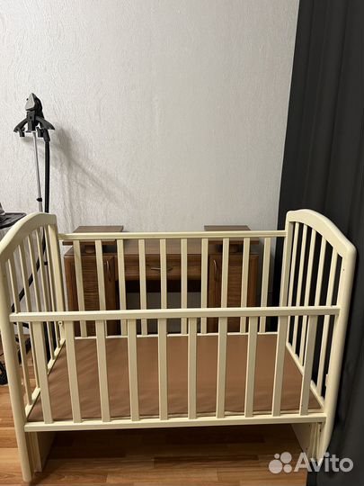 Детская кроватка с маятником