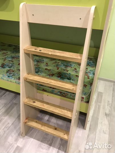 Детская двухярусная кровать