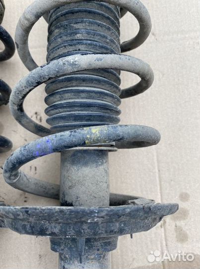 Амортизатор передний Kia Rio 3/Hyundai Solaris