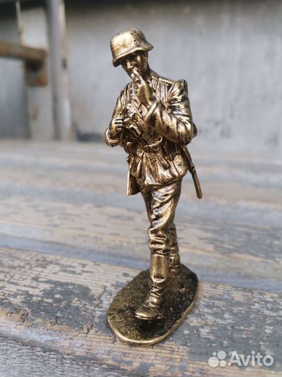 Фигурка немецкий солдат бронза