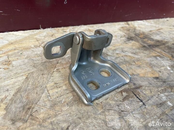 Петля двери передняя левая Renault Sandero Stepway