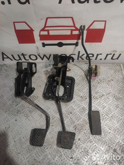 Педаль газа, тормоза, Хафей Симбо