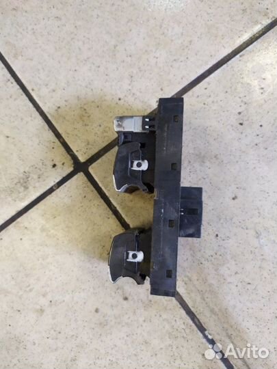 Кнопка управления стеклоподъемника передняя правая