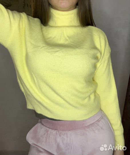 Свитер желтый