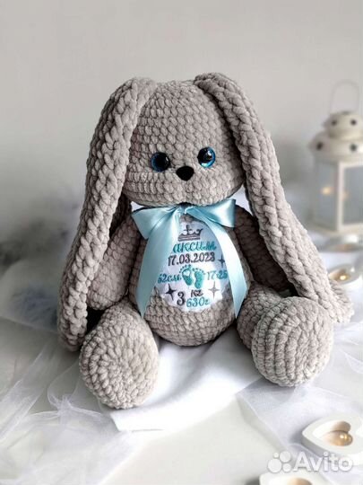 Вязаная именная игрушка зайка с вышивкой, метрикой