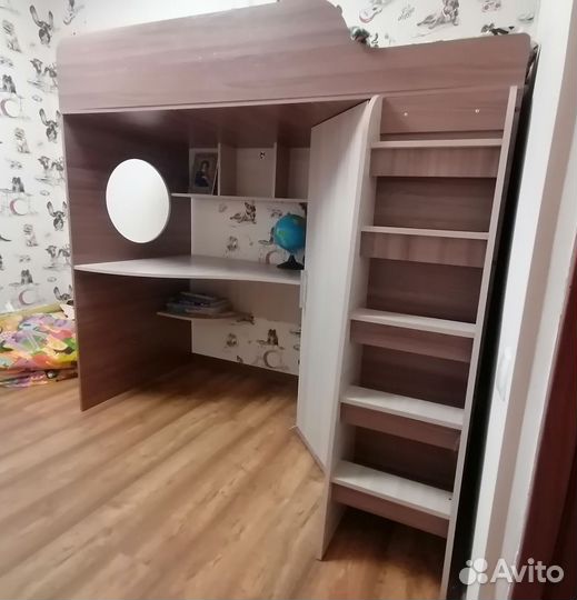 Кровать чердак со столом и шкафом 