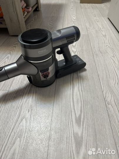 Пылесос вертикальный red