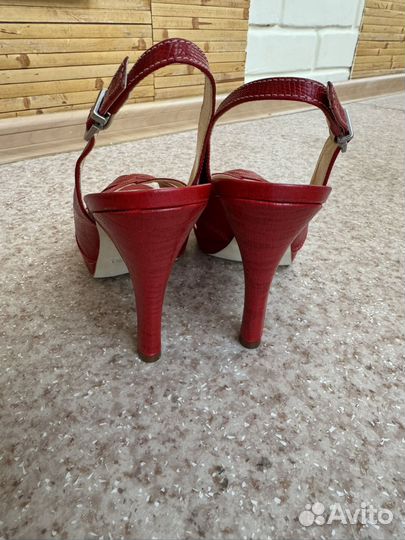 Босоножки из натуральной кожи новые (39-40 размер)
