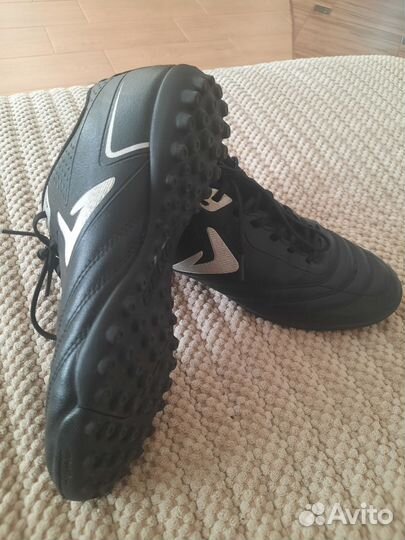 Футбольные бутсы сороконожки demix 39 размер