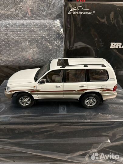 Toyota Land Cruser 100 1/18 white Dealer Edition