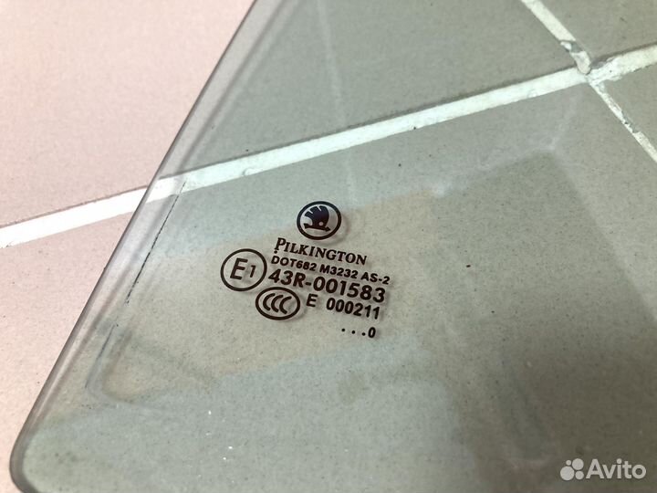 Форточка задней левой двери Skoda Fabia 2010-2015